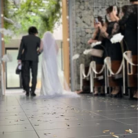 フラワーシャワーは挙式会場にて行います。