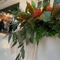 ワイルドな感じで！とメインテーブルを装花していただきました。