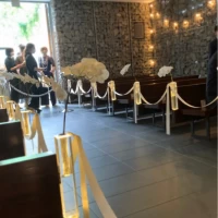 新婦入場まで、少し薄暗いです。