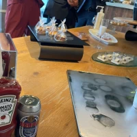 ウェルカムスペースで飾っていた小物をそのままデザートコーナへ