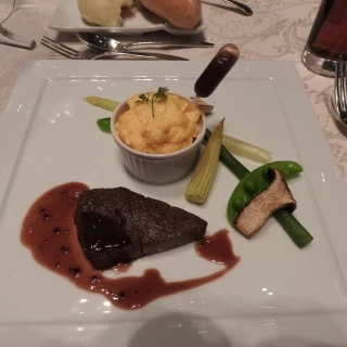 お肉料理に、新郎の思い出の料理であるオムライスを付けました。