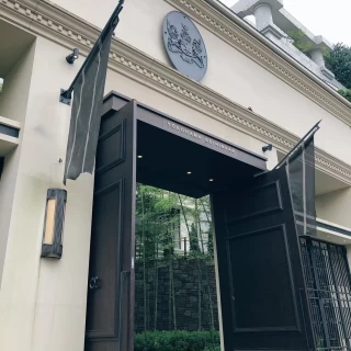 クラシカルな雰囲気の入り口です