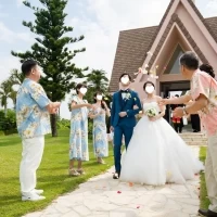 チャペルから出る時はフラワーシャワー