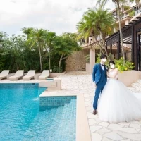 会場の目の前にプールあり