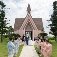 チャペルから出る時はフラワーシャワー