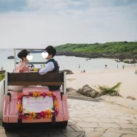 併設ビーチへカートで移動