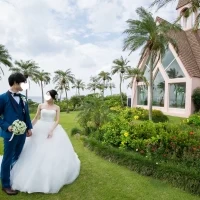 チャペルをバックに写真撮影