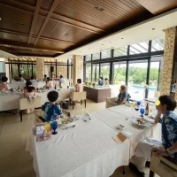 食事会の最中、プロフィールムービー上映