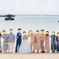 併設ビーチにて、出席者との記念撮影