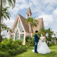 チャペルをバックに写真撮影