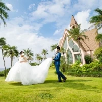 チャペルをバックに写真撮影