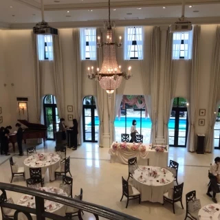 階段上から見た写真。ピアノの生演奏もできます。