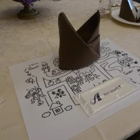 テーブル上の紙でできたランチョンマット（こども向け）