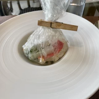 魚料理ですが、包まれているので、開ける楽しみがあります。