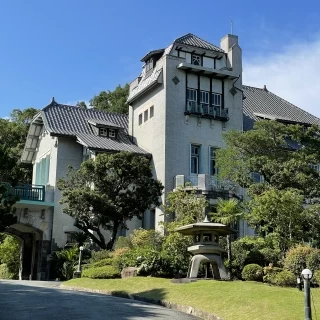 屋根は日本瓦、建物は洋館と融合されているので異国情緒溢れます