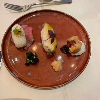 名物のフォアグラ寿司他
美味しいです。