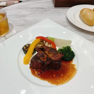 フィレ肉にフォアグラがのっています。