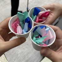 リボンシャワーの際は、紙コップに入れてみんなに配りました