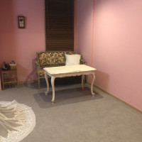 ピンクの壁がかわいいブライズルーム。
