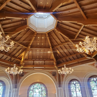 天井は高く、自然光が入ります。