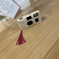 お子さんのゲストにご用意したインスタントカメラ