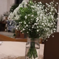 あまり主張しすぎずシンプルにしたゲストテーブルの装花