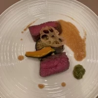 しっとりしたお肉と紫峰醤油のソースが抜群にマッチ