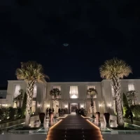 夜はライトアップされ幻想的な雰囲気のメインエントランス