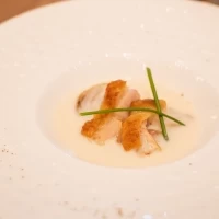 新玉ねぎの甘さと塩気の効いたつくば鶏の相性が抜群のポタージュ