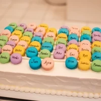 ゲストの名前入りマカロンをあしらったウェディングケーキ