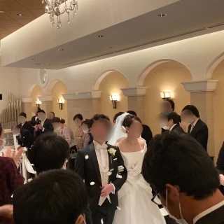 挙式の退場時はフラワーシャワーがあります。