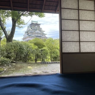 招待客控室の茶室（豊松庵）でお茶を楽しめます。