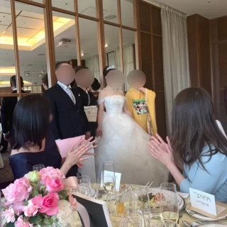 鏡張りの披露宴会場