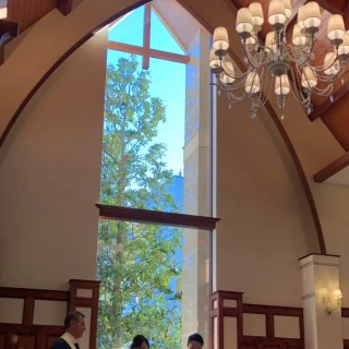 天井が高く、窓も大きく自然光が差し込んで解放感のあるチャペル