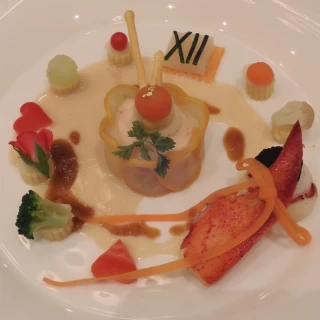 メニューのコンセプトに合った時計のデザインになった料理です