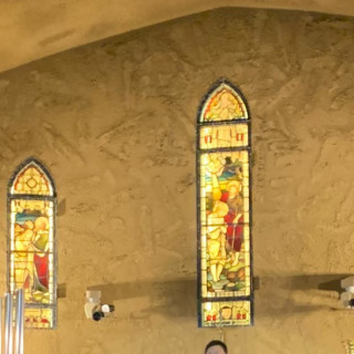 チャペルの壁とステンドグラス前が中世ヨーロッパのイメージです