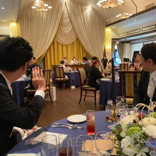明るく温かみのある披露宴会場、ロージアンです