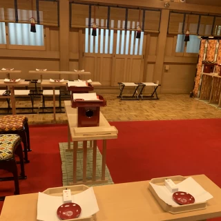 神殿の参列者目線の写真