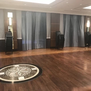 広い方の会場。クラシカルな雰囲気。
