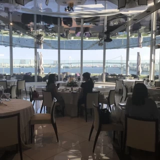 海が見える豪華な会場