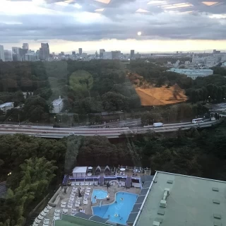 披露宴会場の下に見えるのはプール。夏場は前後泊も楽しめそう