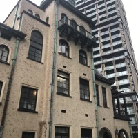 入口近くの場所
