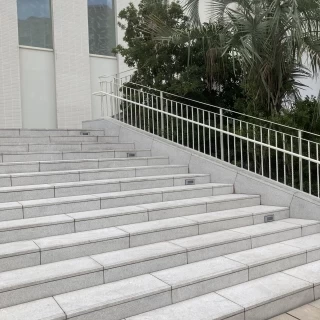 大きな階段と広いガーデン