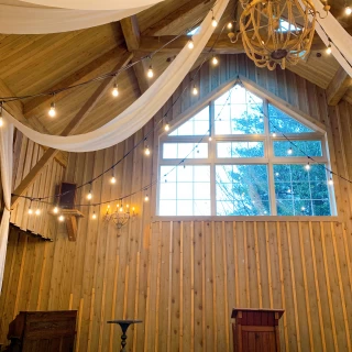 barnの会場がすてきです。