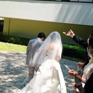 自然光の中でのフラワーシャワーです