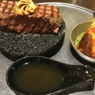 その場でバーナーで焼き色を入れるパフォーマンスがありました