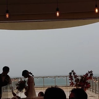 海がみえ、照明も素敵です