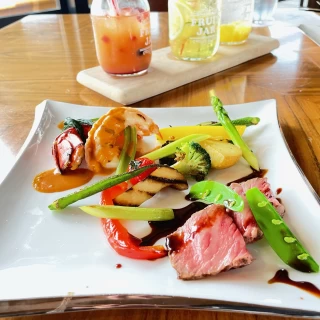色鮮やかで食欲をそそられる盛り付けです！