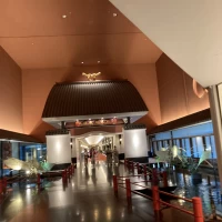 天井が高く催し物がありました。