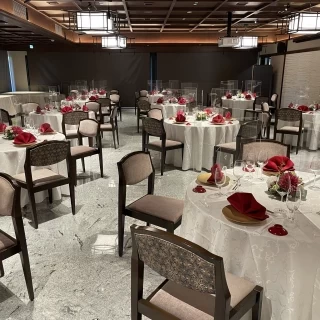 披露宴会場です。新郎新婦の入場でカーテンがあがるそうです。